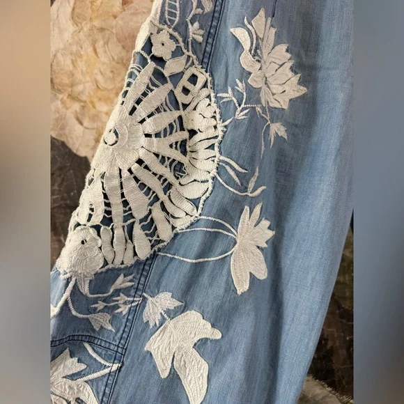 Kenna Heritage Barrel Jeans by Pilcro: Embroidered Edition Size 28 - Picture 9 of 12